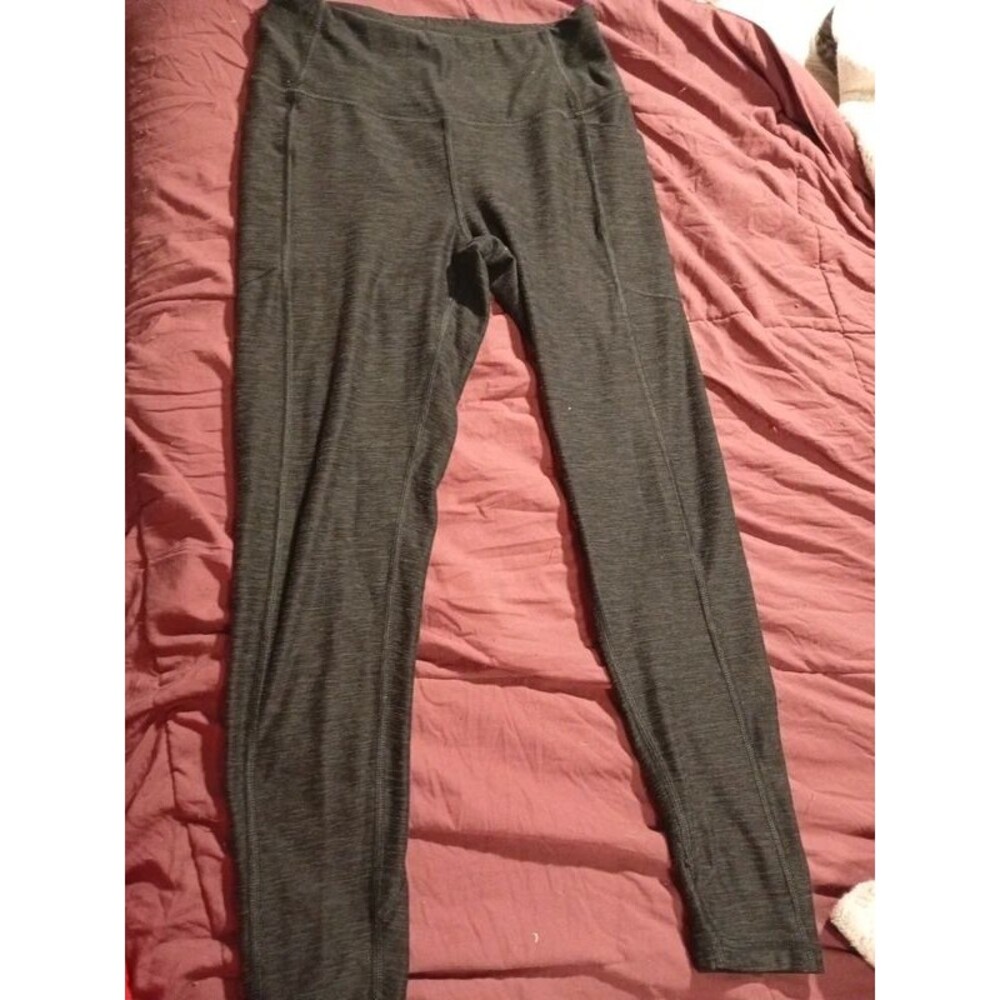 Ladies size 6 Victoria's Secret On Point Flow leggings